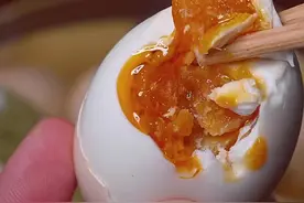 鸡蛋要想腌的流油还不咸，其实非常简单，今天我就把方法教给你们～#腌鸡蛋 #腌鸡蛋简单做法 #抖音美食推荐官