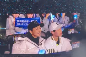 #谢娜和浪姐们都来张杰演唱会了 娜姐带着她的好朋友来支持杰哥了～ #谢娜 #祝绪丹 #张杰 #张杰北京演唱会