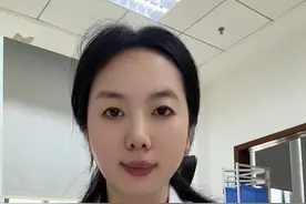 #肿瘤标志物 #复发转移 #乳腺癌 乳腺癌患者在术后复查的时候我们会检测一些肿瘤标志物，有一部分患者会出现CEA的升高，这个指标正常值在0～5，如果CEA增高至正常值的5～10倍，提示有肿瘤存在的可能。除了这个指标还有两个常用的CA153和CA125，这里面简单讲解了一下可以关注一下。#医学科普 #硬核健康科普行动视频封面