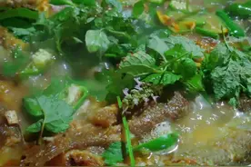 全州禾花鱼♥ 全州禾花鱼，在清代是一道御用贡品，这道菜也承载着60.70.80年代的儿时记忆，我记得小时候妈妈在春天把鱼苗放进稻田，等到割禾的时候再提前沥水就能收获美味的禾花鱼了，除了煮着吃鲜味，妈妈还会把剩下的破好烘成腊鱼，放点油煎得香香的，那是我最喜欢吃的味道。身为80后的我，生在偏远的山村，那时候生活虽然贫穷，但是那样无忧无虑的童年也是这辈子最值得追忆的，你呢？#乡村味道 #全州禾花鱼 #儿时记忆