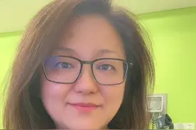 第一张胸片是发热咳嗽第二天拍的，第二张CT平扫是静脉阿奇霉素两天后病情无缓解拍的，感染有加重，于是加用了激素静点同时考虑肺灌洗。我们是发热第七天开始口服多西环素治疗的，最后一张胸片是口服六天后的结果。感谢家长的无私，同意拿来分享。❤️#支原体肺炎视频封面