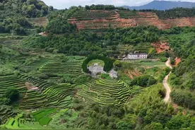 李光地幕地 李光地墓地位于福建省安溪县蓬莱镇新坂村柏叶林，墓原为石构，外观呈“风”字形，墓碑、石翁仲、石兽、华表、御制丰碑等均毁于1958年，石料被用于修渠。近年其后裔重修，恢复墓碑，草创墓型。#李光地墓地 #安溪视频封面