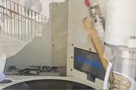 北京地铁口惊现"煎饼机器人"，满满的科技与狠活。视频封面