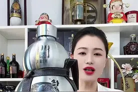 来自内蒙古大草原的问候，很多大哥的挚爱蒙古烈酒，地道的蒙派酒，绵柔爽劲，特别的好喝，还送304不锈钢壶，嘎嘎帅气，带皮套尝鲜价只要69.9包邮，超值#好酒推荐 #纯粮酒 #清香型白酒 #口粮 #蒙古烈酒视频封面