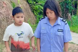 聪明的小男孩救妈妈#农村搞笑段子 #严厉打击违法犯罪 #传递正能量 #法治天下 #严惩败类视频封面
