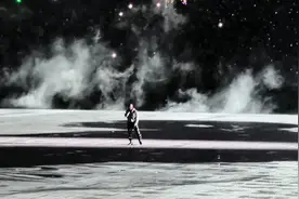 侃爷Kanye上海演唱会极简美学贯彻到极致，无舞台，无伴舞