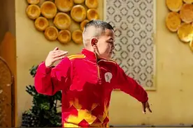 在新疆遇见的小男孩，他说世界上最贵的东西是感恩的心#新疆是个好地方 #每张照片都有存在的意义 #内容启发搜索 #新疆旅游视频封面