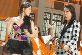 #凤凰传奇 组合，惊喜搭档赵露思演唱现场版《全是爱》，满满欢乐祥和的气氛。#娱乐圈 #音乐现场