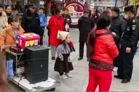 2月18日，四川内江。残疾人街头卖唱被保安驱赶。残疾人怒诉：凭什么我们站在这里就不可以了？视频封面