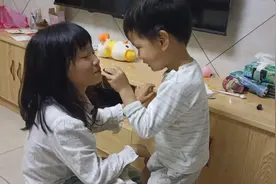 弟弟给姐姐化妆视频封面
