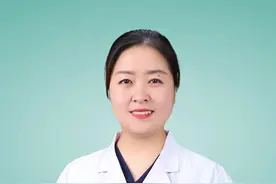 新生儿遗传代谢病筛查：守护新生健康的第一道防线 #硬核健康科普行动 #优生优育 #新生儿疾病筛查 新生儿遗传代谢性疾病筛查的意义:确诊遗传代谢病：通过筛查，可以确诊新生儿是否患有特定的遗传代谢病，如先天性甲状腺功能减退症、苯丙酮尿症、先天性肾上腺皮质增生症等。这些疾病在新生儿期往往没有明显的症状，但如果不及时诊断和治疗，会对新生儿的生长发育造成严重影响。一旦确诊，可以早期干预，降低治疗成本，提高人口素质。家长应遵循医生的建议和指导，按照要求完成筛查样本的采集和送检。关注筛查结果，如果筛查结果异常，应积极配合医生进行进一步检查和诊断。对于已经确诊的患儿，家长应定期进行复查和随访，以了解患儿的病情变化和治疗效果。#新生儿 #医学科普视频封面