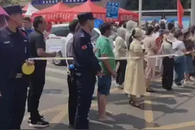 高考结束之后就傻傻的等分数出来吗？不，大错特 错。这件事儿不处理好，考的再牛也容易翻车。大家都知道，高考分数一般在6月23日左右就出来了，出分后到投档就只有一周的时间，你觉得能搞定吗？ 所以聪明的家长，现在就已经开始琢磨怎么填报志愿了。其实志愿填报就五步，家里有高考生的，一定要把这个视频耐心多看几遍，并转发到家庭群，相互通知。 首先第一步，转化同位分，高考一出分，先查位次，位次就是孩子的高考分数在全省的排名。那这里面呢有一个误区，很多家长把今年的高考分数直接对比去年的分数，然后去找大学做选择，这个是不对的。因为每一年高考的难度是不一样的，有可能今年的550分相当于去年600分，如果这么算你就亏大了。所以咱们可以从你们省的教育考试院官网上，找到去年本省的一分一段表，去看一下孩子的分数对应的等位分是多少。 第二步，匹配大学范围，查出了位次之后，把这个位次上下浮动20分。在过去三年里到底有哪些大学可以选择。 第三步，筛选大学和专业，。比如说同样650分，那我到底是选厦门大学的金融，还是选四川大学的理科实验班？分析一下利与弊以及发展前景、地域影响等等，包括你自己的学业规划呀、家庭条件、人脉关系，各种自身的一些问题你都总结好，规划一个最佳的选择。 第四步，志愿排序。把所有你有可能考上的大学和专业筛选出来之后，排序成冲稳保三档。注意这三档里面呢，一定要拉开一些差距，避免到时候冲的没冲上，保的也没保住，所以保一定要保的低一点。 第五步非常重要，就是把你的体检报告和成绩拍一下，核对一下所有你填报的院校的招生章程，看看有没有什么限制。比如一些学校要求数学单科不能低于多少分，有些专业要求不能有色盲、色弱，所以这一步一定要去做，不然就可能会被退档。到时候重本变普通本科，普通本科变大专，那就亏大了。那这五步完成之后，你就等着收大学的录取通知书吧。 选大学、选专业，家里有高考生的，赶紧带回去好好研究吧