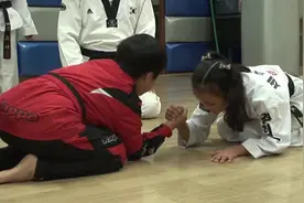 11岁小女孩力大无穷，掰手腕碾压男生#奇闻奇事 #人类幼崽成长记视频封面