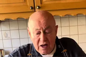 德国老爷子偷偷跑来问我:你能今天中午做饭吗？要不然就只能啃黑面包了！西葫芦糊塌子加中国煎饺安排上！还吃出了人生感悟#德国老爷子#海外生活 #广东人在德国#一个身体两个心跳 #老外吃中餐视频封面