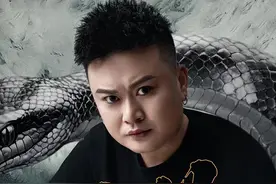 《蟒》 给阿厦做了一首蟒、火遍了全网、火遍了大江南北、您却不知、我们九道门音乐的每个人付出了多少、这首蟒、年前就出来了、从这首歌出来后到打磨了近1个多月的时间、围绕着原版词曲编曲、DJ版修改了多次、 很喜欢这首歌的歌词、我想懂的人自然都懂、 这首歌版权虽然卖了、对我们九道门来说有一定感情、跟音乐公司老板沟通了一下、我留了一个上传授权版本、 一个原版、一个DJ版、 细细的听哦、这两个版本编曲都有所改动、 因为我嗓子偏沙哑、没有阿厦嗓子那么高、对于编曲这块儿 我从新调整了一下自己的感觉、感谢支持、视频封面