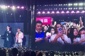 幸运歌迷和周董合唱屋顶👍周杰伦泰国演唱会#现场版live视频封面