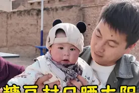 春日的阳光，如碎金般倾洒在这片宁静的乡村角落。村里老人惬意地坐着，皱纹里藏着岁月的故事，笑意却在眼角眉梢肆意流淌。糖豆穿着可爱的小衣服，蹬着红扑扑的小脚丫，纯真无邪。不远处的小推车静静伫立，似是这温馨场景的忠实见证者。青山连绵，彩旗轻舞，勾勒出一幅绝美的乡村生活画卷。这里没有城市的车水马龙与喧嚣纷扰，只有邻里间的家长里短、亲情间的脉脉温情，时光仿佛在此放慢了脚步，诉说着最简单却又最动人的岁月静好。 #田园风光乡村生活 #春分 #三农记录农村美好生活 #甘肃耀龙#我的家乡在甘肃视频封面
