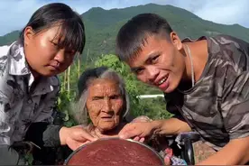 奶奶教我们自制80年代美食猪血糕，还挺好吃的。#地方特色美食 #我在乡村做美食