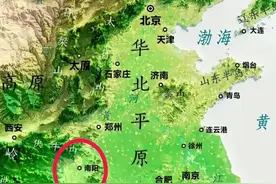 今天聊聊南阳盆地的地缘和历史，盆地在古代都是黄金宝地，因为四面环山便于防守，中间平地比较肥沃，一般河流也多，所以我国的几个盆地都是历史悠久，比如关中盆地、河洛盆地、运汾盆地、汉中盆地、四川盆地等，而南阳盆地中两大重要城市就是南阳和襄阳，其实西周灭亡，平王东迁，就是由南阳的申国引起的，后来楚人从丹阳起家，定都在荆州的郢，就完全占领了南阳盆地，再后来光武帝刘秀就是在这里起兵，最后建立东汉的，三国时期，关羽在襄樊之战中被陆逊所骗，败走麦城，南阳盆地的历史故事太多了！#地理 #历史 #南阳 #襄阳 #河南视频封面