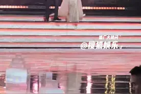 #李现李沁金鹰奖牵手出场 绅士#李现 和女神 #李沁 两位的演员路一定越走越好！#金鹰奖