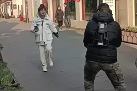 #小白牙  回顾以前小白牙拼命的工作，走到现在不容易，永远爱牙 ，我们永远不会离开你，牙牙@🌊小白牙 @小白牙的麦通优选视频封面