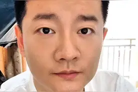 有人称在银行买到“假金条“剪开里面是黑色的，银行回应:正调查 #金条打手镯 #内容启发搜索视频封面