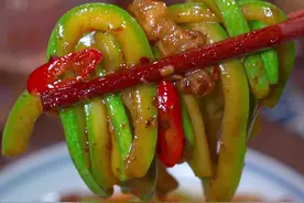 西葫芦不要直接下锅炒 那样水汪汪的一点都不入味，今天按我这个做法，清脆爽口，好吃又下饭#干锅西葫芦#西葫芦炒肉#西葫芦