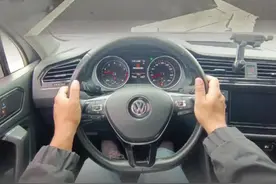 右转弯时到底用不用看信号灯？老司机现场演示，新手别再做错了#驾驶技巧 #转弯技巧 #每天一个用车知识