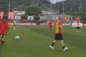 已经迫不及待进场踢球了！#陈百祥李子雄等香港明星到达榕江 #陈百祥 #榕江足球 @抖音短视频