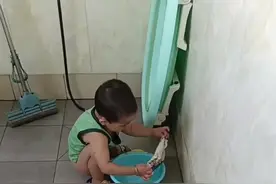 一位心疼弟弟的姐姐，弟弟内裤上有臭臭她也不嫌弃去帮弟弟洗视频封面