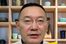 在婴幼儿期，包皮能够完全包住龟头。随着年龄的增长，龟头会逐渐外露。成年以后，龟头就能完全外露。如果在勃起状态下，龟头还不能完全暴露，或者要用手上翻包皮，才能使龟头完全暴露的，这就是包皮过长。如果包皮的开口较小，无论如何勃起，龟头都没办法显露出来，这就是包茎。#男科科普 #医学科普 #关注青少年健康成长视频封面