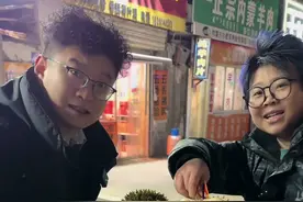 你们感觉一锤能砸下去吗？#这是高手 #高手在民间 #榴莲 #砸钉子挑战 #是时候展现真正的技术了视频封面