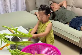 朵朵：爸爸就知道睡大觉，每天让我做饭，爱做不做，不做拉倒，我也不干了。#万万没想到 #当代爸爸带娃现状 #这操作也是没谁了😂😂 #逗比女儿欢乐多 #萌娃为了这个家也是操碎了心视频封面