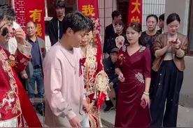 你陪我长大，我陪你出嫁，今天姐姐出嫁弟弟背姐姐上车，寓意未来娘家有靠山，骨肉亲情，血浓于水。#姐弟情深#弟弟背姐姐出嫁视频封面