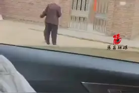 父亲和家里老人分别时哭了，是父亲妈妈的婶婶，从小看着父亲长大的。#亲人离别感人视频 素材@C（8月2登船版）视频封面