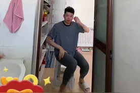 哭也得让我看着，我上厕所，他来两回，意思是姐你上你的，我哭我的，你得看着我哭。#自闭症#姐弟日常#星宝小旭#记录真实生活视频封面
