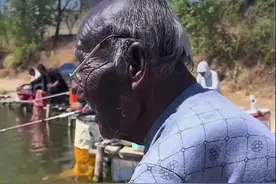 河北一74岁大爷钓鱼50年晒成“老抽色”，知情人：本来也黑，越晒越黑#媒体精选计划 #河北 #晒 #钓鱼