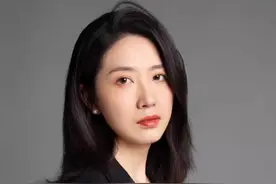 这两人上辈子是拯救了银河系吧#苏州消防回应货车压扁小轿车 宁等三分不抢一秒，千万牢记！#大货车侧翻压扁小轿车 #新闻姐 @抖音短视频视频封面
