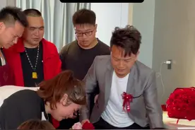 “你赶紧嫁出去，以后这个家就没人欺负我了！”姐姐新婚当天，弟弟用竭尽全力去堵门，因为他知道门开前是姐弟，这门一开就变成了亲戚…#情感#你陪我长大我送你出嫁#姐弟情深视频封面