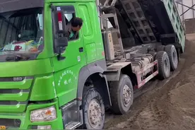 四桥车卸车的忌讳是后高前低，后八轮卸车的忌讳是后低前高，#渣土车 #大货车视频封面