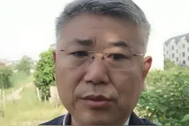 农管联合交警查收割机了，驾驶收割机要证吗？#三农 #农管 #收割机 #李吏民律师 #京坤律师 @抖音短视频 @企业号小助手视频封面