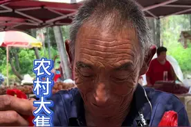 山东农村大集红烧肉，大家说说大爷的做法对吗？#山东大集 #山东大集美食 #山东大集里的人间烟火视频封面