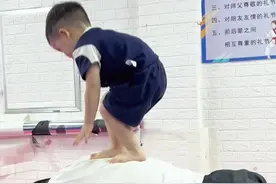 爸爸健身的同时，还能锻炼宝宝的胆量和攀爬能力，高质量陪伴给孩子爱的供养💗#专注力 #身体协调性 #亲子互动 #济南体适能 #跆拳道视频封面