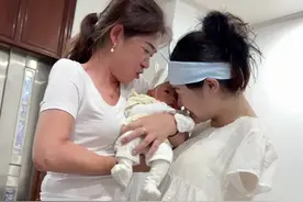 我的靠山是妈妈，希望我也可以和妈妈一样，用我的一生去爱我的孩子，让他们无忧无虑的成长#新生儿 #妈妈