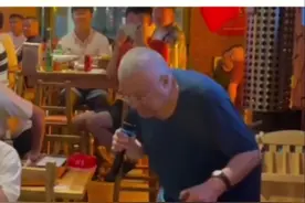 国足世界杯梦碎雅加达，郑州白发老球迷生死战之夜拄拐在酒吧看球，赛后痛心感叹……#国足 #中国球迷 #唯有足球不可辜负 #大河体育 #国足无缘世界杯视频封面