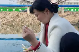 在折大蒜，搞笑合拍来了t #实在憋不住就笑出来吧 #笑到肚子疼 #幽默段子 #逗你一笑😅😅😅烦恼忘掉视频封面