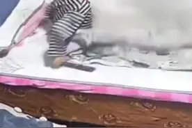 床上的电吹风起火 小男孩的反应堪称教科书 #火#小男孩灭火
