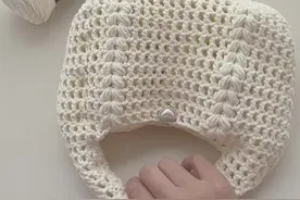 钩针镂空手腕包 看这钩针镂空手腕包，细腻纹理彰显匠心，小巧身形藏着大容量 #好喜欢我的家 #我的动手日记 #抖音创作季 #内容启发搜索 @如意鸟海特毛线厂家 纱语视频封面