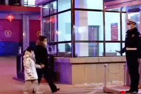 女儿太久没有见到爸爸，来到消防队看爸爸，看到爸爸在站岗，主动陪爸爸站岗，爸爸却连看都没看她一眼，最后一个敬礼让人泪目！#感人一幕 #瞬间戳中泪点视频封面