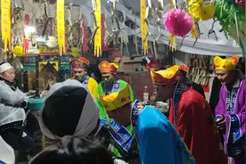 在这万千世界里，愿我们平平安安，快快乐乐。视频封面